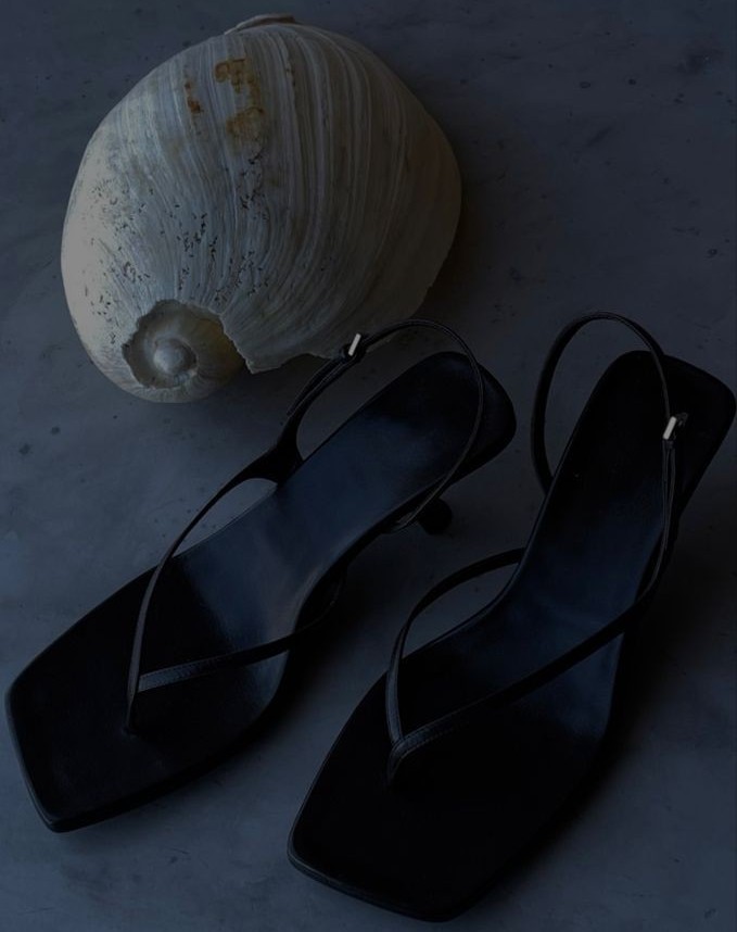 Black slippers for women
